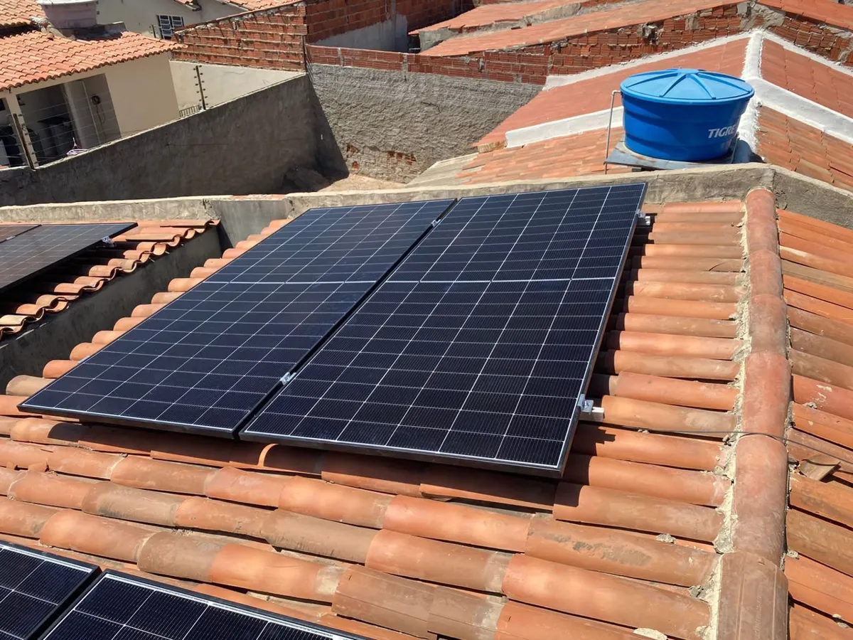Painéis solares instalados pela Novo Rio Energia Solar